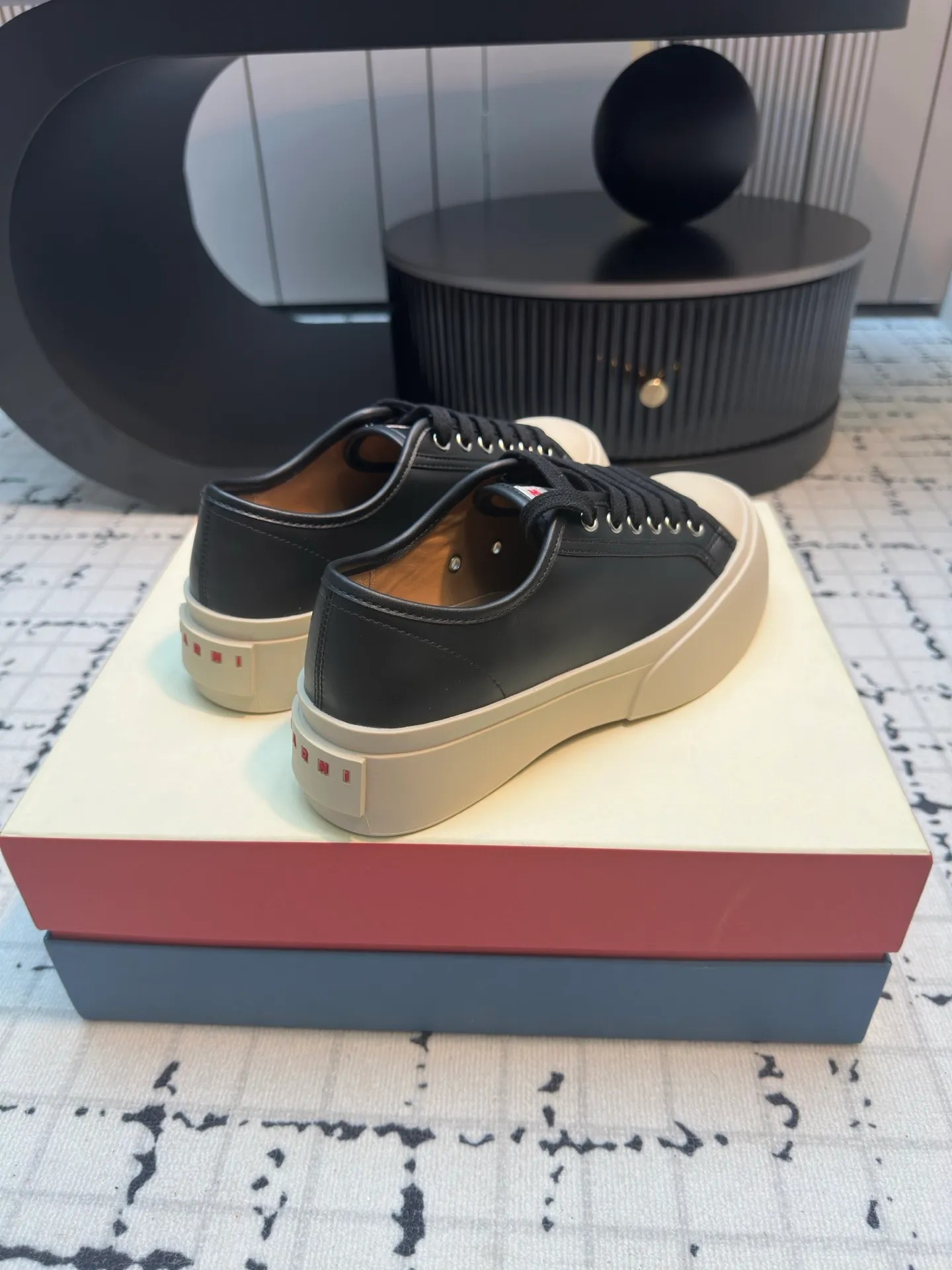 👟👟Ex-factory price 480👟👟 Large lace-up shoes, the cutest baby shoes in history. This year’s new colors are really beautiful, very fresh, and not bulky at all! A brand from an independent Italian designer, it has now become a famous brand in the international fashion industry. Since its establishment in 1994, the brand has expanded from women's clothing to men's clothing, bags, jewelry and glasses, and its product content is extremely rich! Marni's designs are not only bold in color and innovative in tailoring, but also very proud of its pure Italian origins. Not only are all its finished products produced in Italy, but they are also not authorized to operate, and the brands are all controlled by family members.  Upper: imported calfskin, lining/feet: cowhide laminated to high-density elastic latex, sole: rubber outsole, 4cm thick sole to lengthen legs, code number: 35/40 (40 is custom-made, non-refundable, non-exchangeable)
